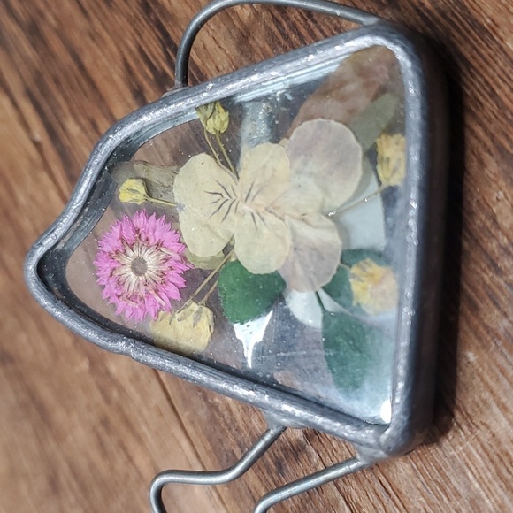 B812 watering can encased dried flowers brooch papel giftware - Picture 2 of 3